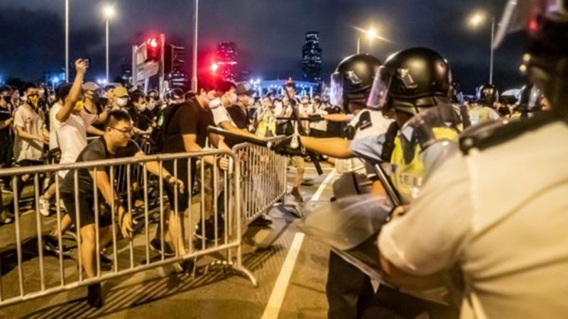 港警不懂粤语? 换装中共军警被抓包(视频)